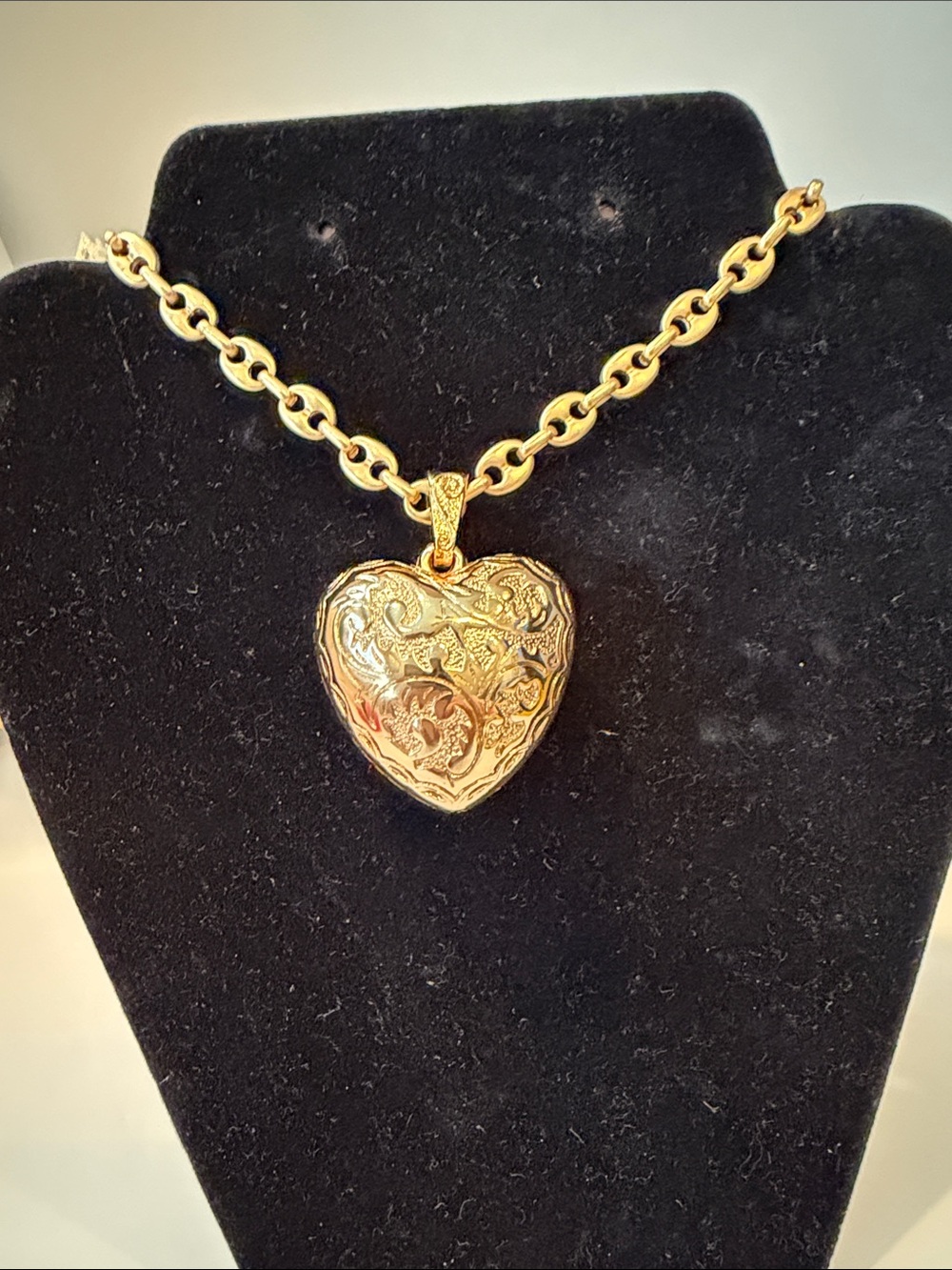 Gold Heart Necklace Elegant Heart Pendant w original heart closure. 16”  2” ext.